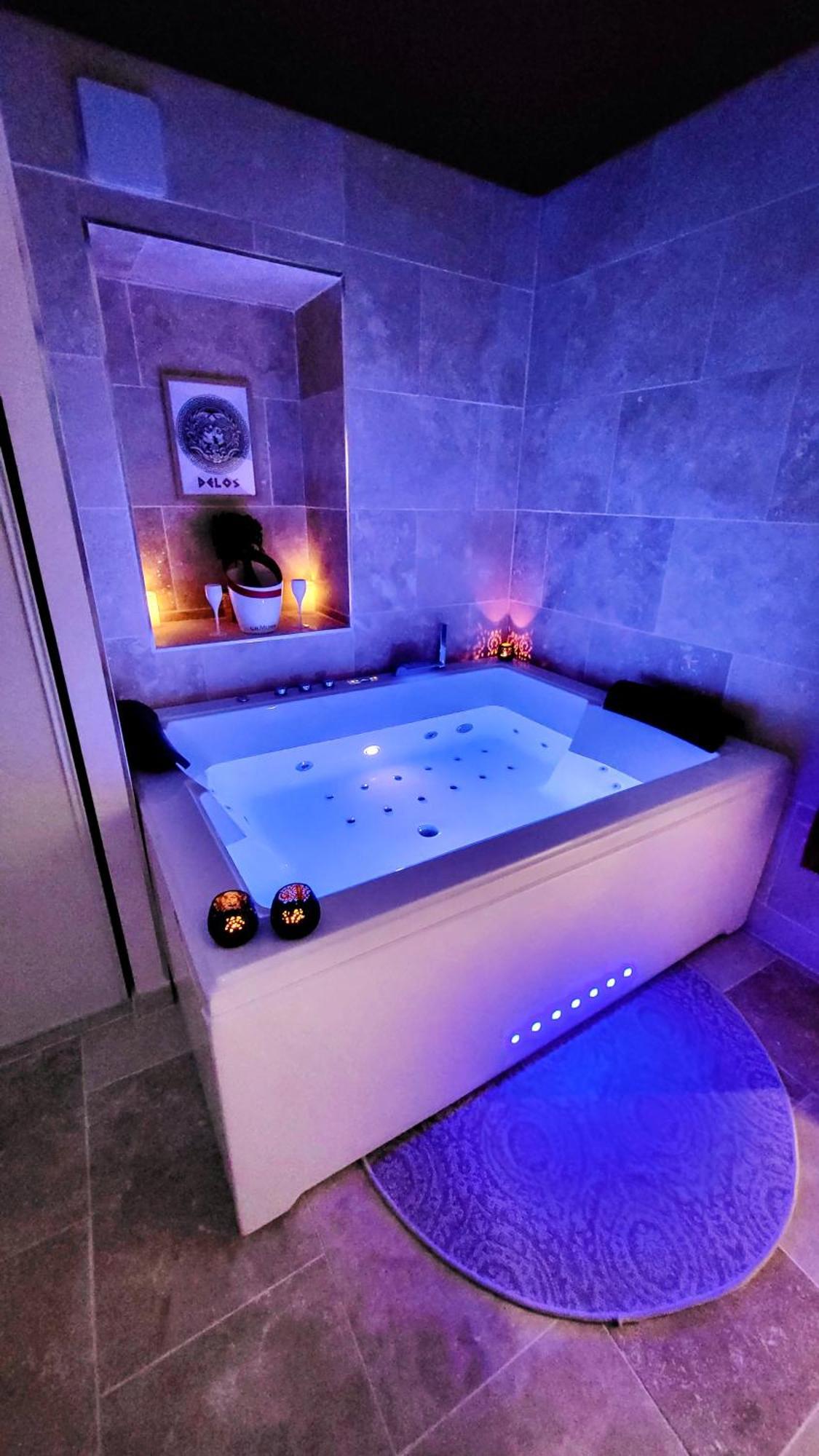 - La Suite Delos - Jacuzzi 2 Places - Centre Ville A Pied - Lit Queen Size - Parking Privee - Wifi - City Center Within Walking Distance - 坎佩尔 外观 照片