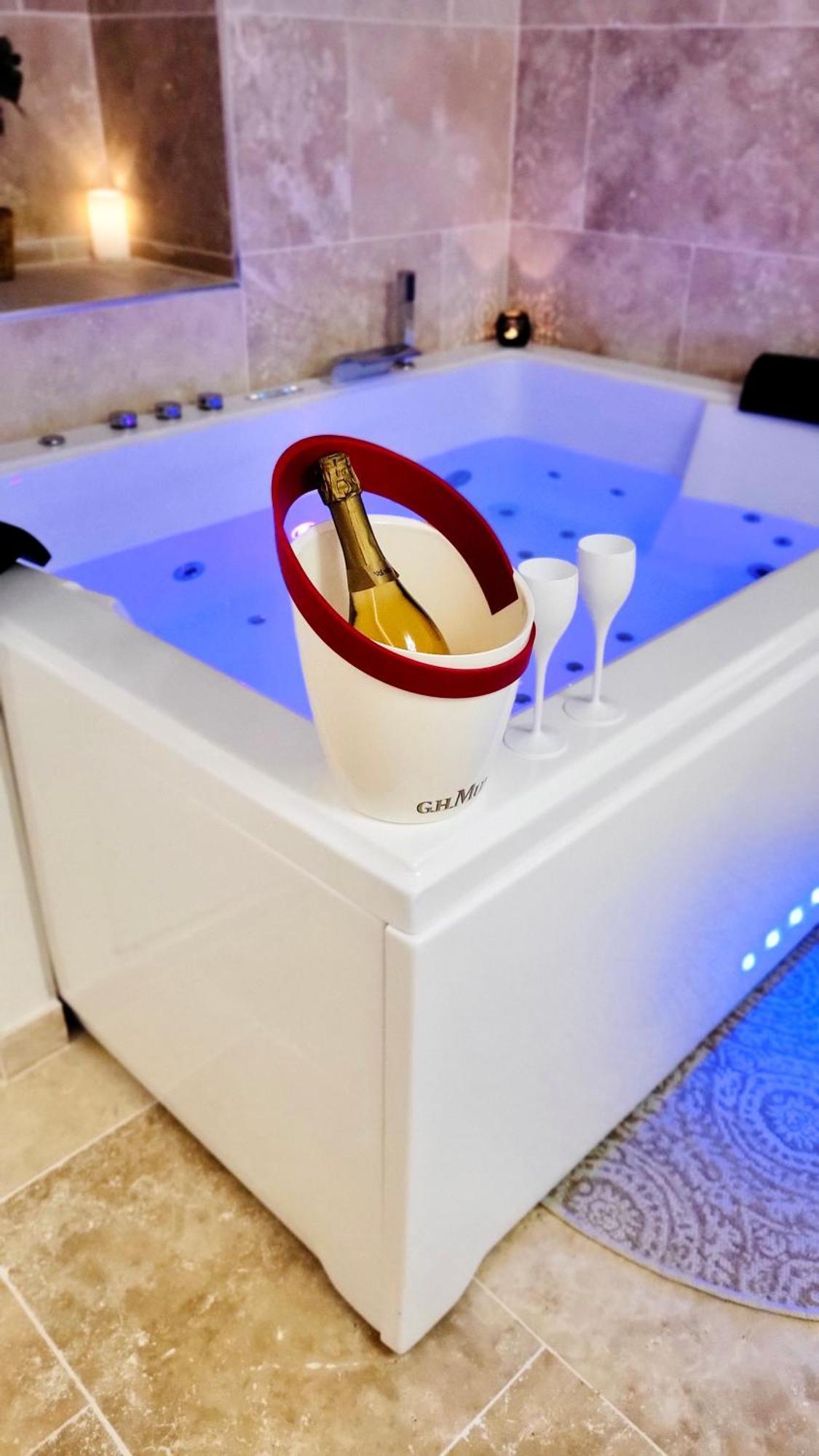 - La Suite Delos - Jacuzzi 2 Places - Centre Ville A Pied - Lit Queen Size - Parking Privee - Wifi - City Center Within Walking Distance - 坎佩尔 外观 照片