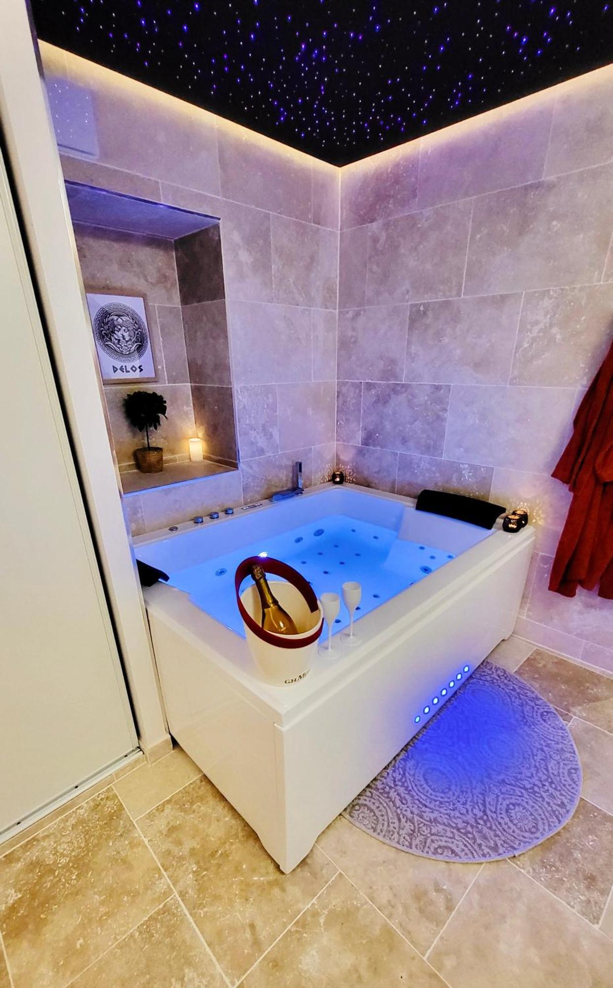 - La Suite Delos - Jacuzzi 2 Places - Centre Ville A Pied - Lit Queen Size - Parking Privee - Wifi - City Center Within Walking Distance - 坎佩尔 外观 照片
