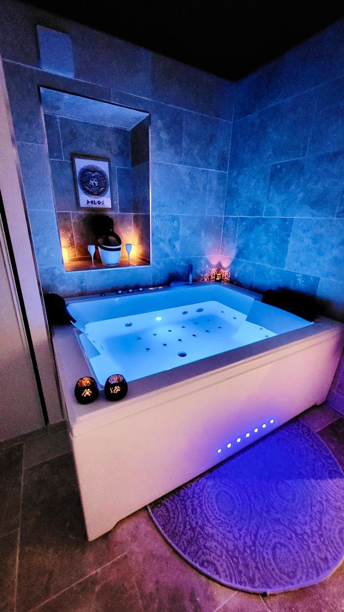 - La Suite Delos - Jacuzzi 2 Places - Centre Ville A Pied - Lit Queen Size - Parking Privee - Wifi - City Center Within Walking Distance - 坎佩尔 外观 照片